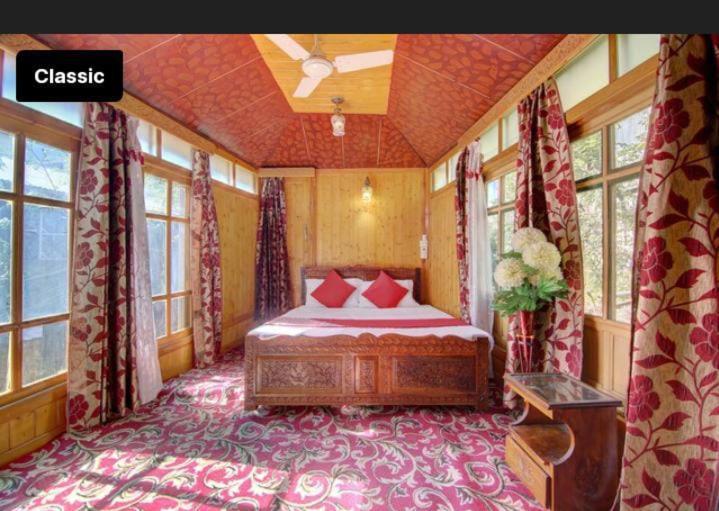 Mossess Group Of Houseboats Hotel Srinagar  Exterior photo