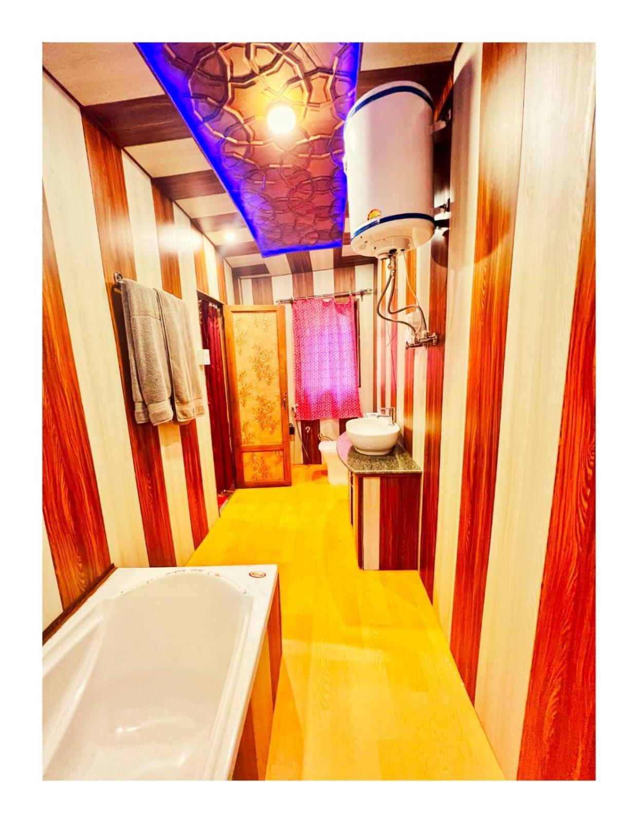 Mossess Group Of Houseboats Hotel Srinagar  Exterior photo